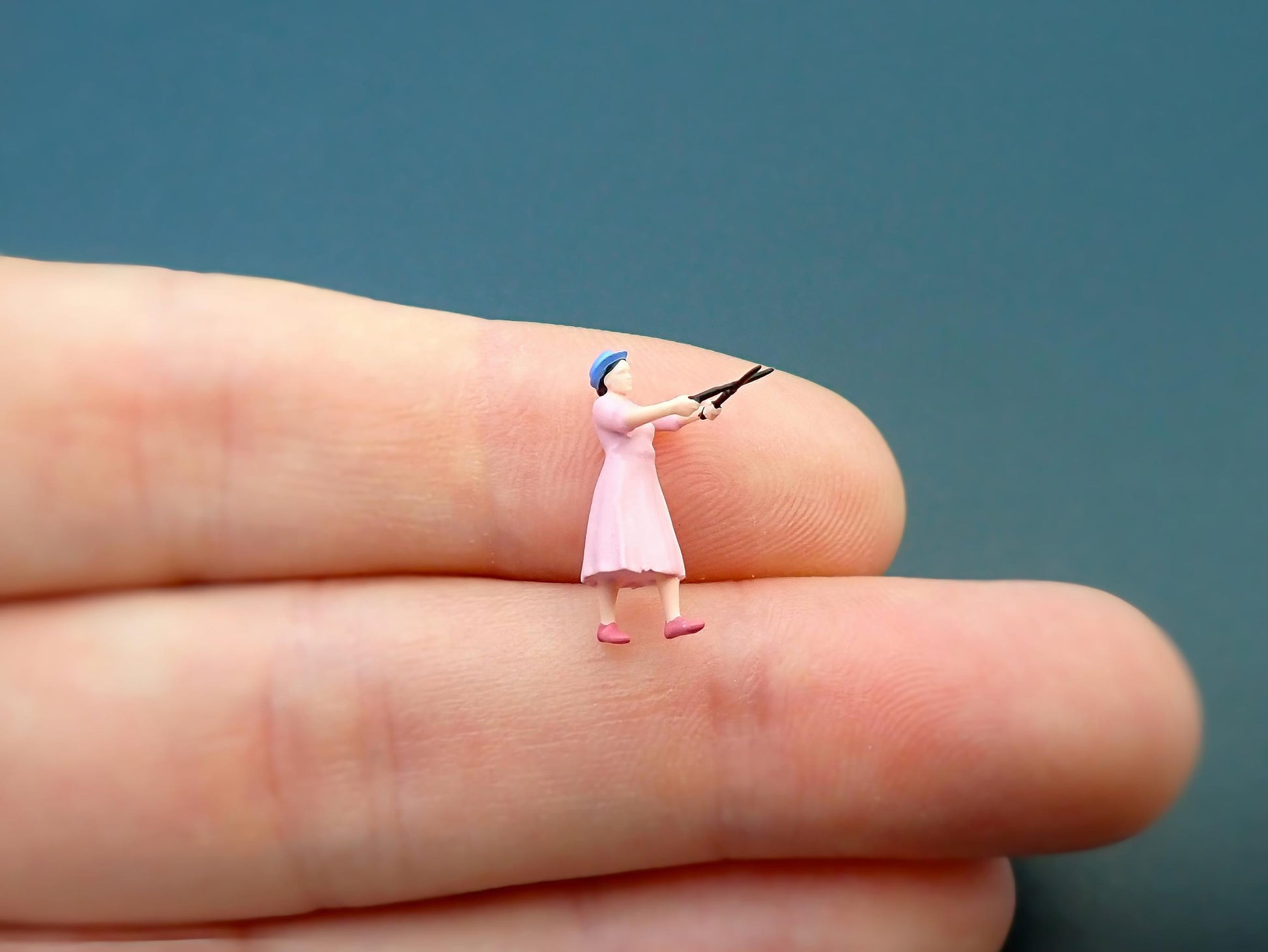 Miniature Gardener 1:87 Scale Railway Model Figure Angle View