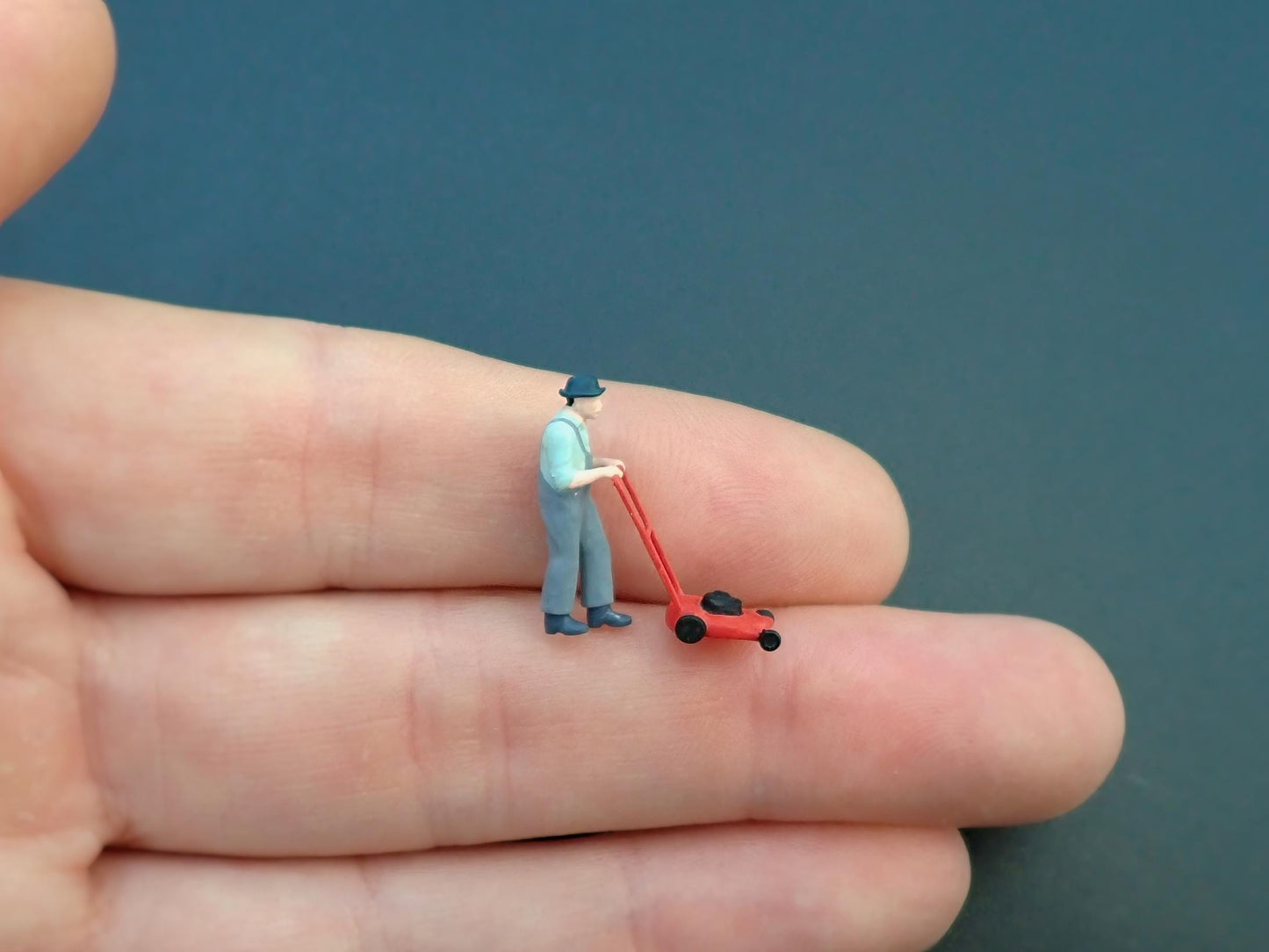 1:87 Scale Miniature Gardeners. Realistic Railway Model Figures