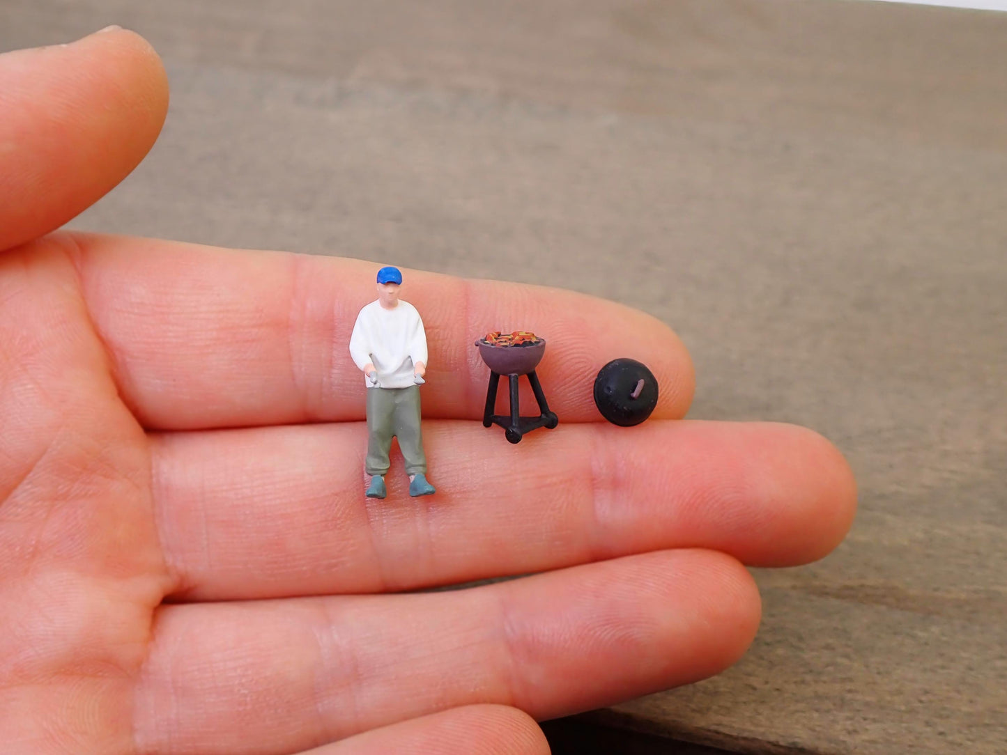 Miniature BBQ People. Woman and and Man. 1:64 Scale. Realistic Figures