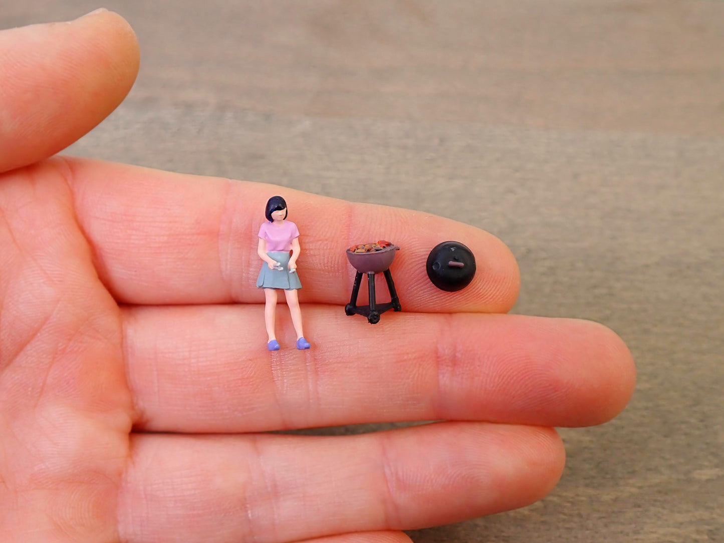 Miniature BBQ People. Woman and and Man. 1:64 Scale. Realistic Figures