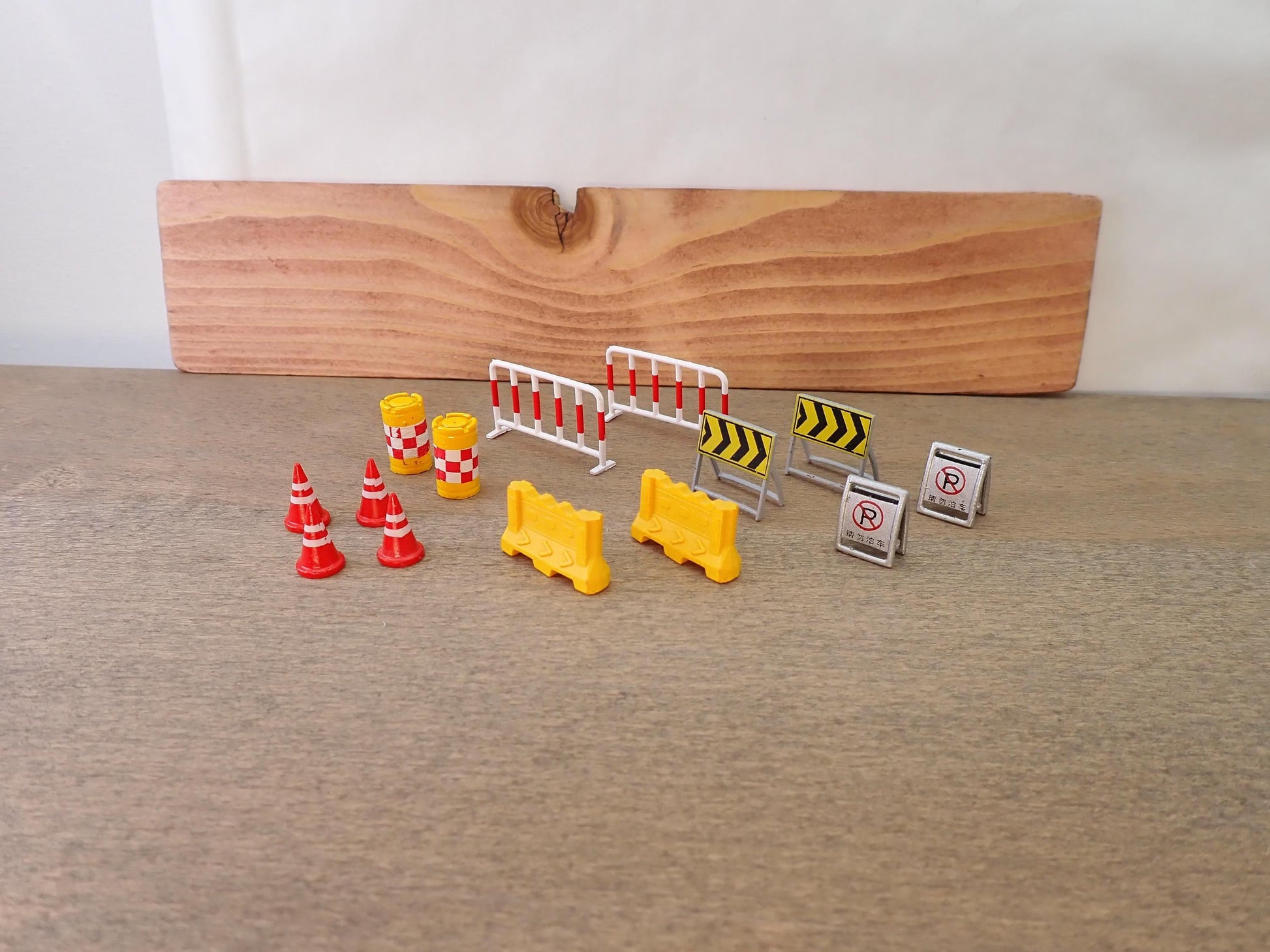 14-Piece Road Construction Signs Set 1:64 Scale Miniature Traffic Cones Barriers Barricades Diorama