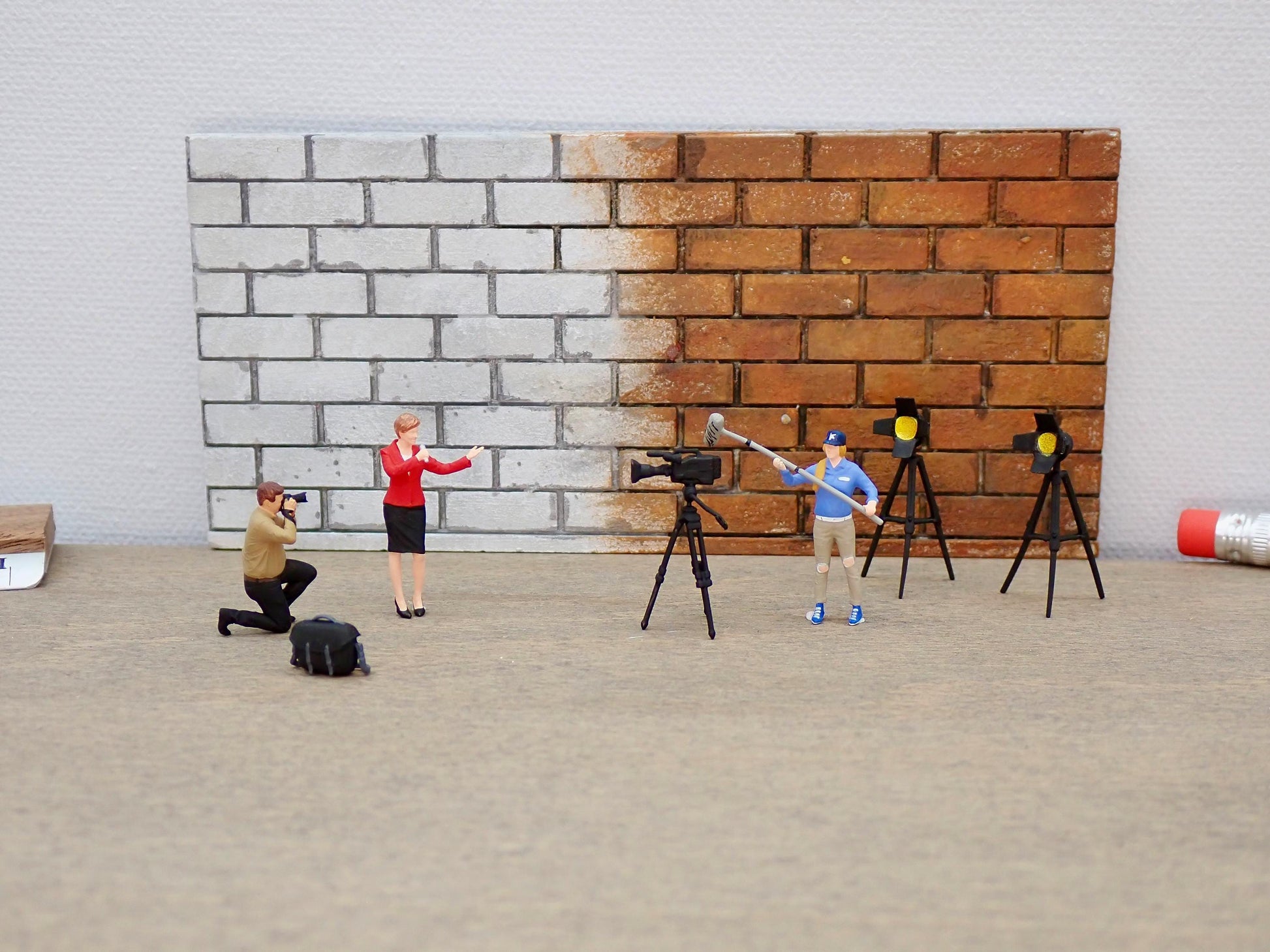 Miniature Media Scene Photographer News Anchor Boom Mic Camera Stage Lights 1:64 Scale