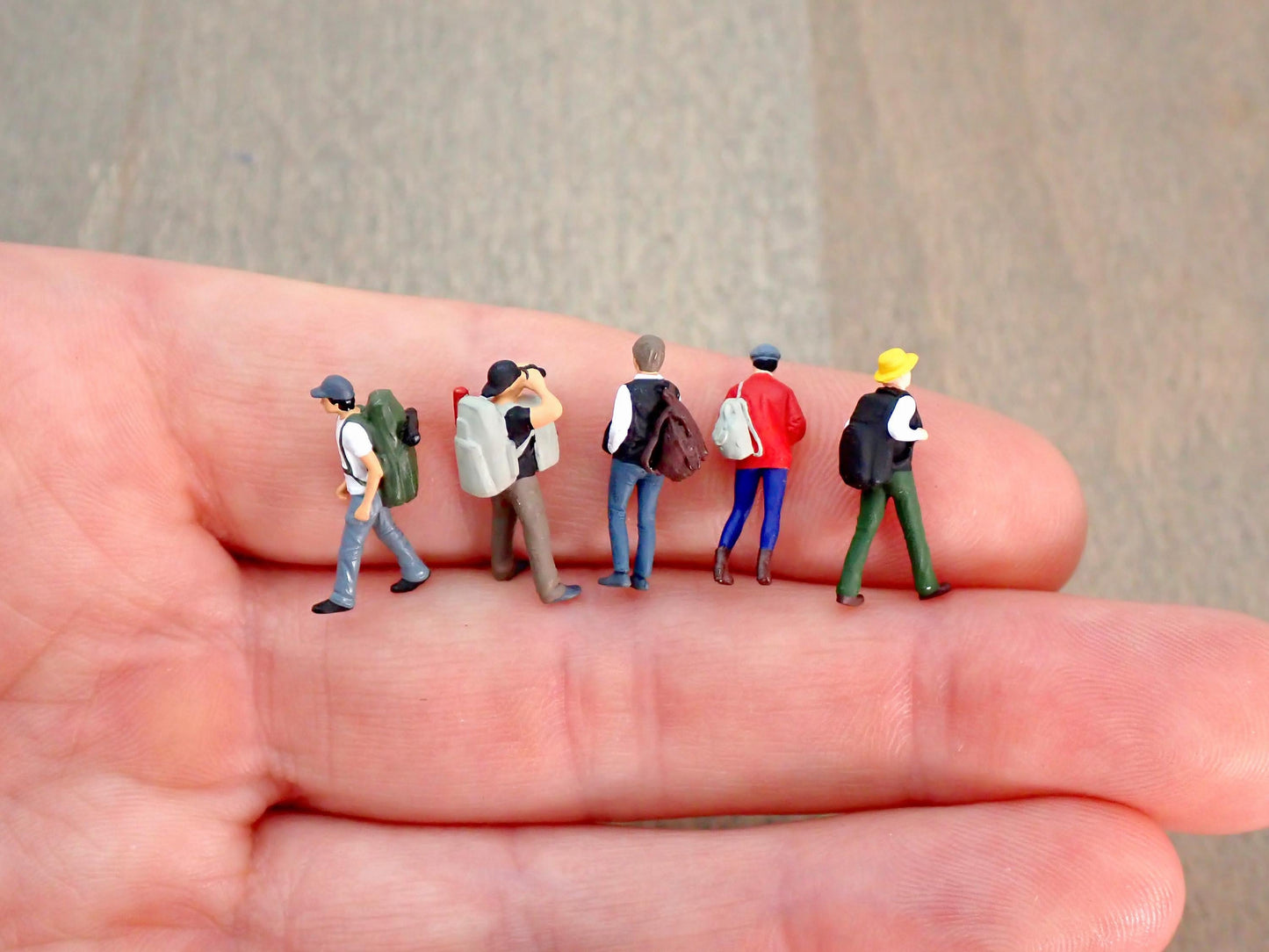 Backpackers / Travellers / Hikers. 5 Pieces. 1/87 HO Scale