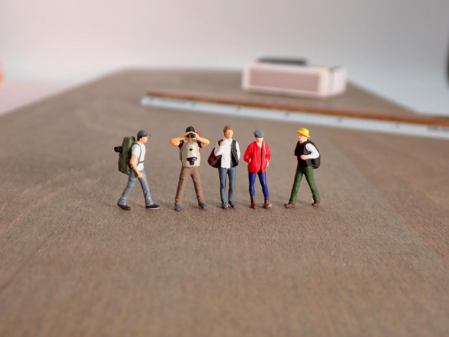 Backpackers / Travellers / Hikers. 5 Pieces. 1/87 HO Scale