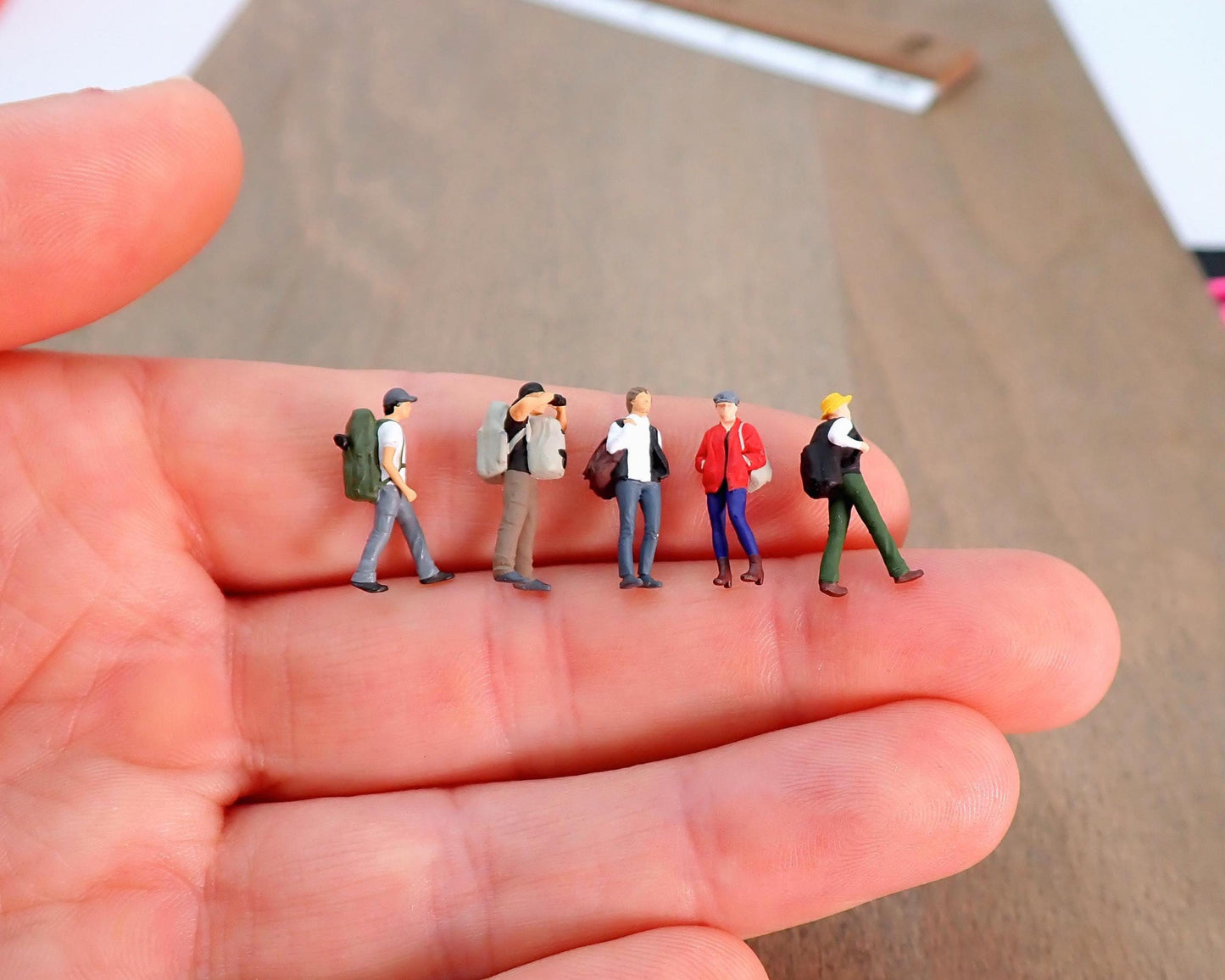 Backpackers / Travellers / Hikers. 5 Pieces. 1/87 HO Scale