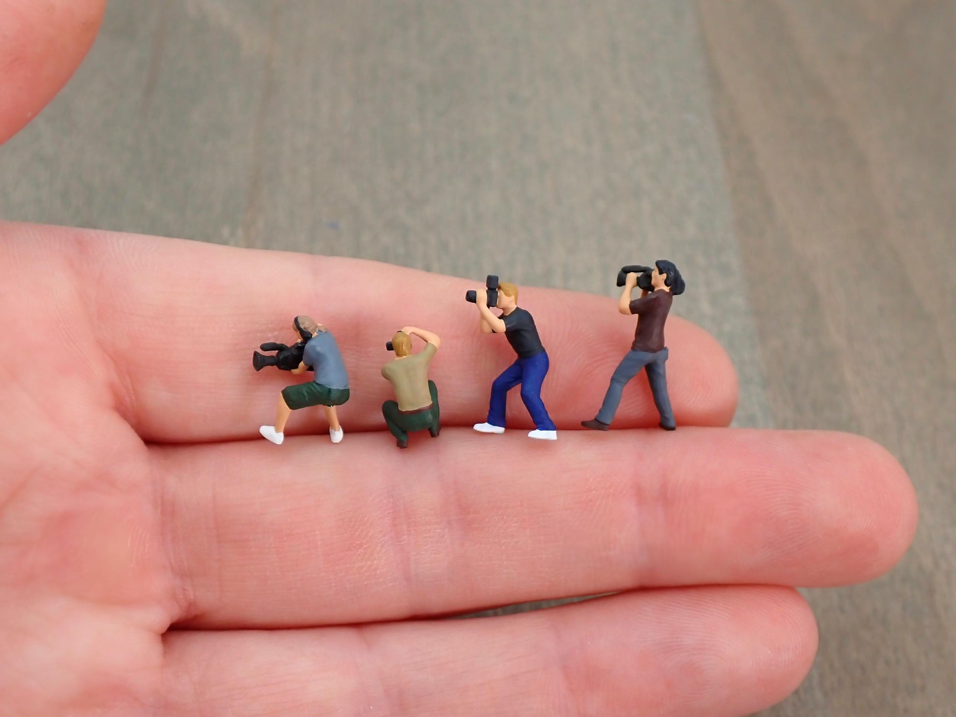 Miniature Photographer Figures Set of 4 1:87 HO Scale Scale Comparison