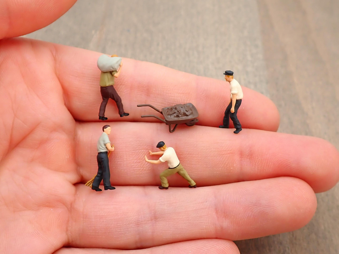 HO Scale Farm Workers 5 Piece Set 1:87 Model Railroad Diorama Scale Comparison