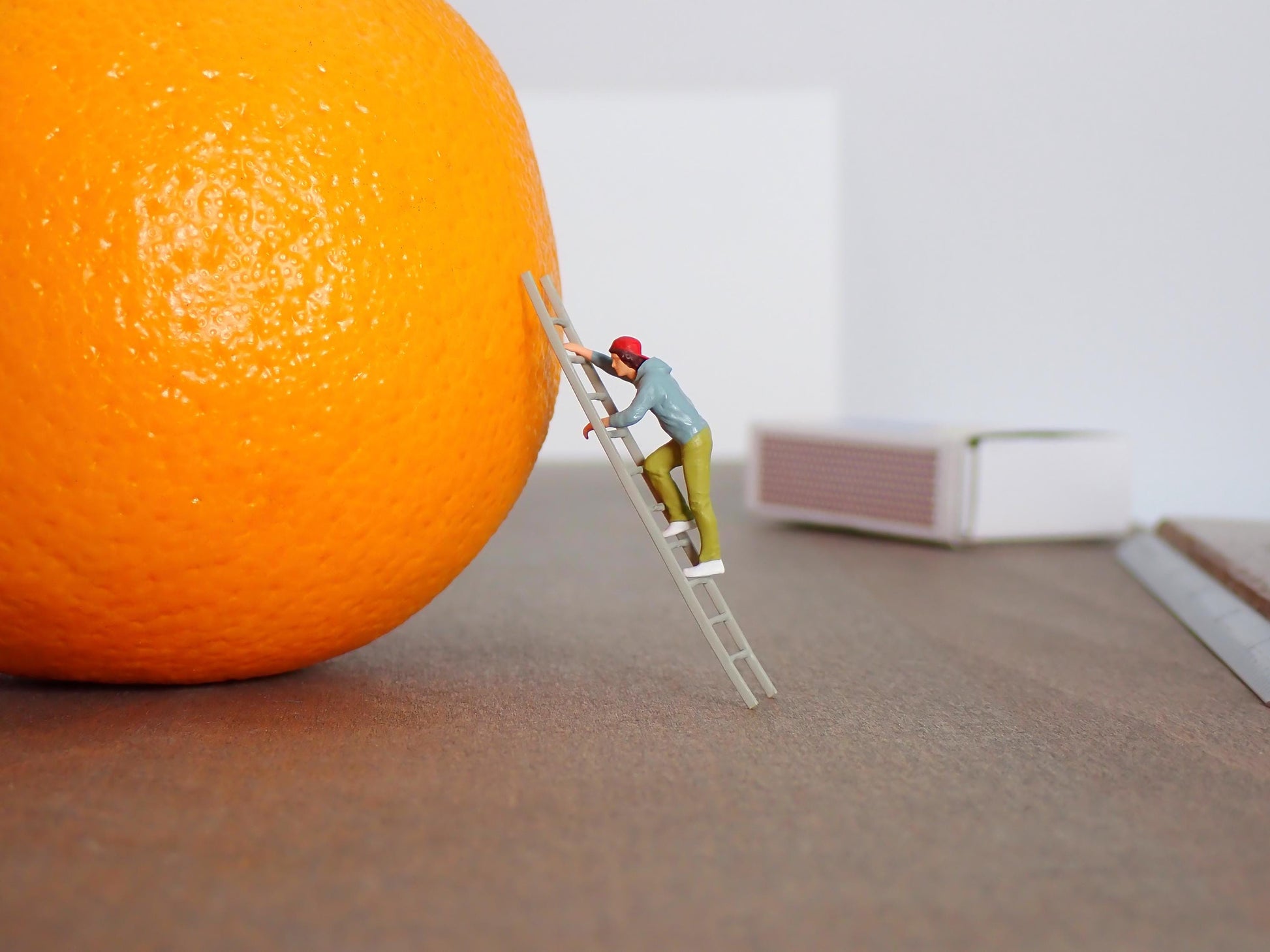 Man Climbing Ladder Figure Set 1:64 Scale Miniature Hand-Painted Tiny Worker