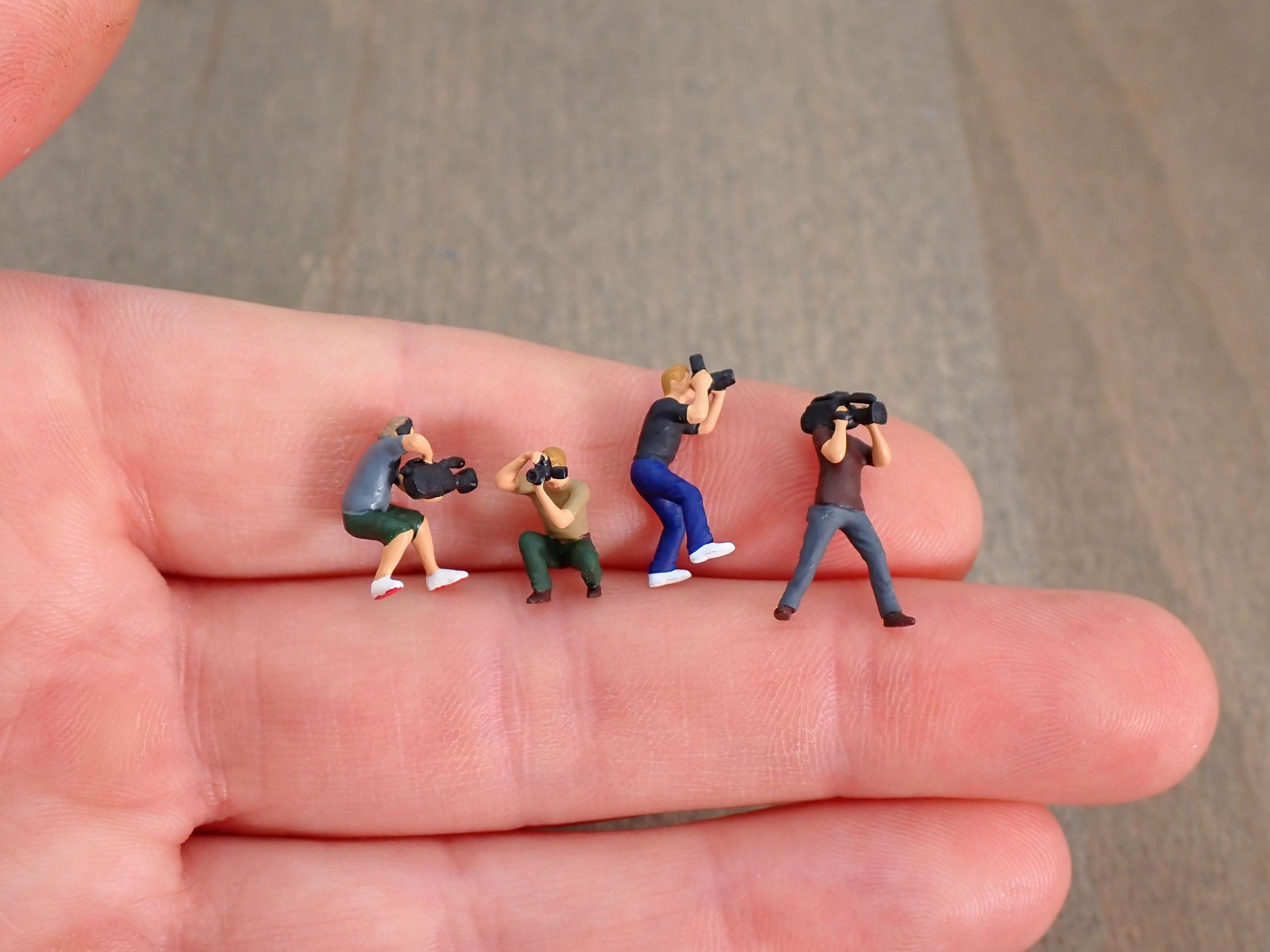Miniature Photographer Figures 1:87 Scale Diorama Group Detail