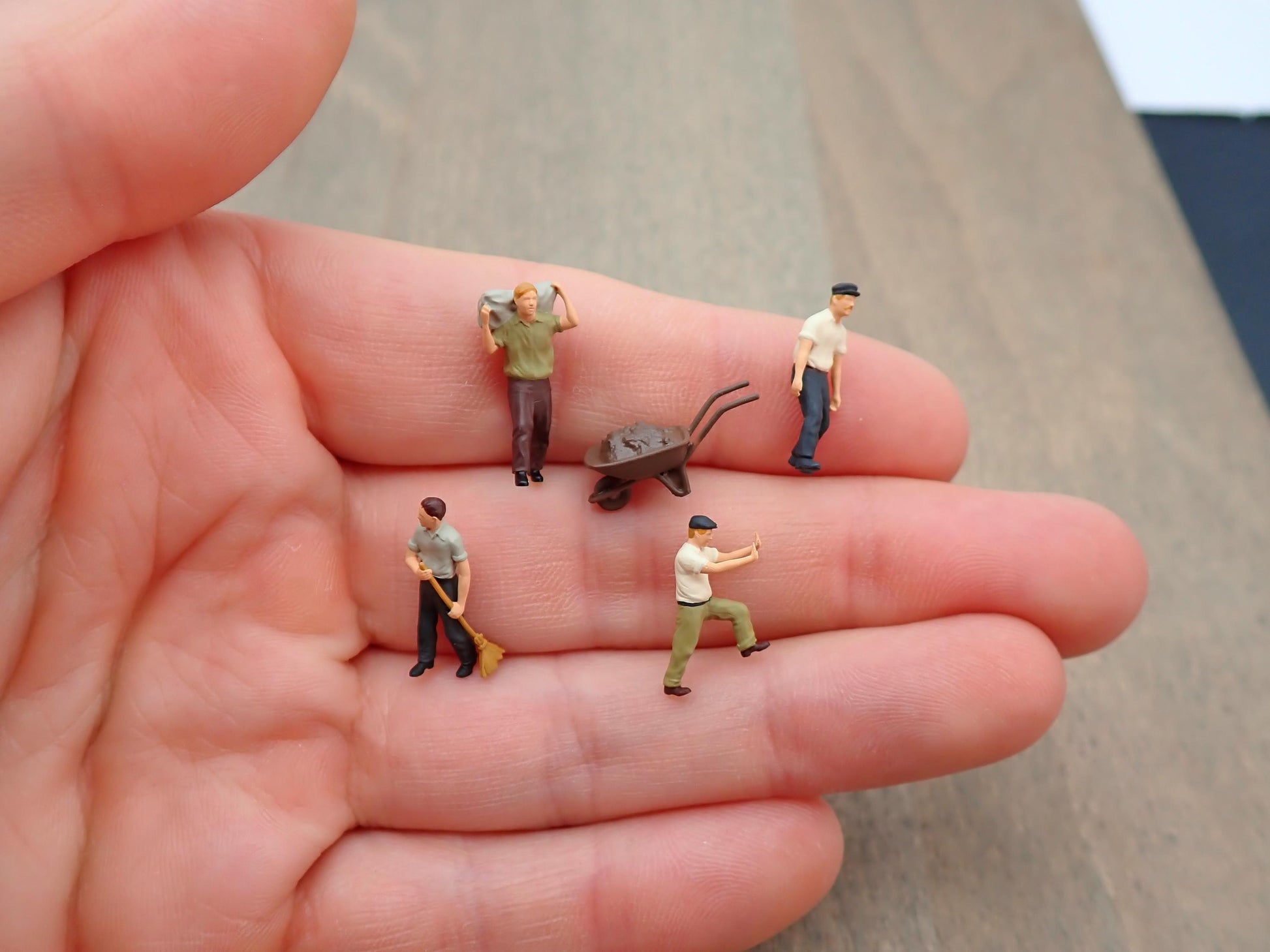 Miniature Farm Workers Set 1:87 Scale Diorama Figures Group Detail