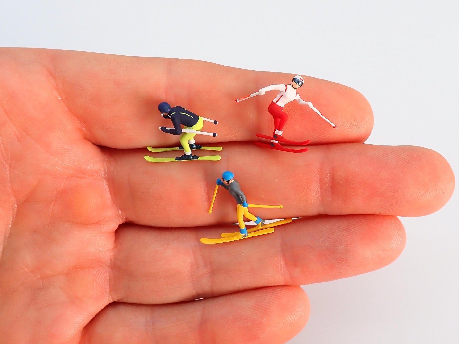 Miniature Skiers and Snowboarders Set 1:87 HO Scale Detail View
