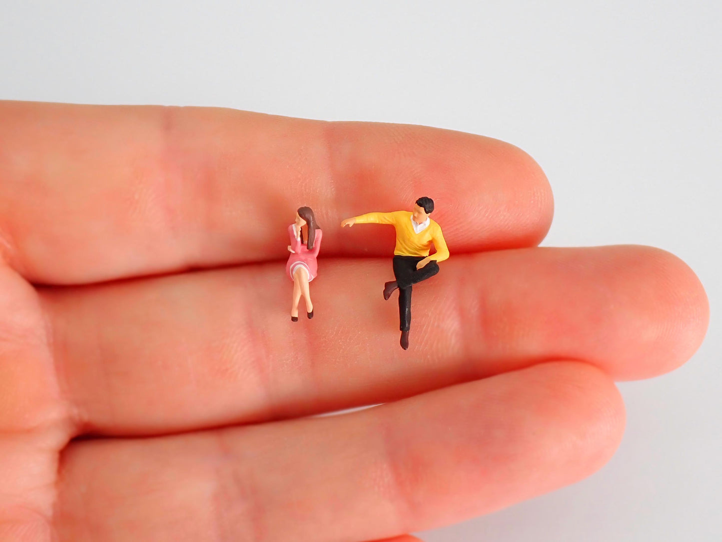 Sat Down Couples Miniature Figures. HO 1:87 Scale. Realistic Tiny People. For Diorama Model Railway