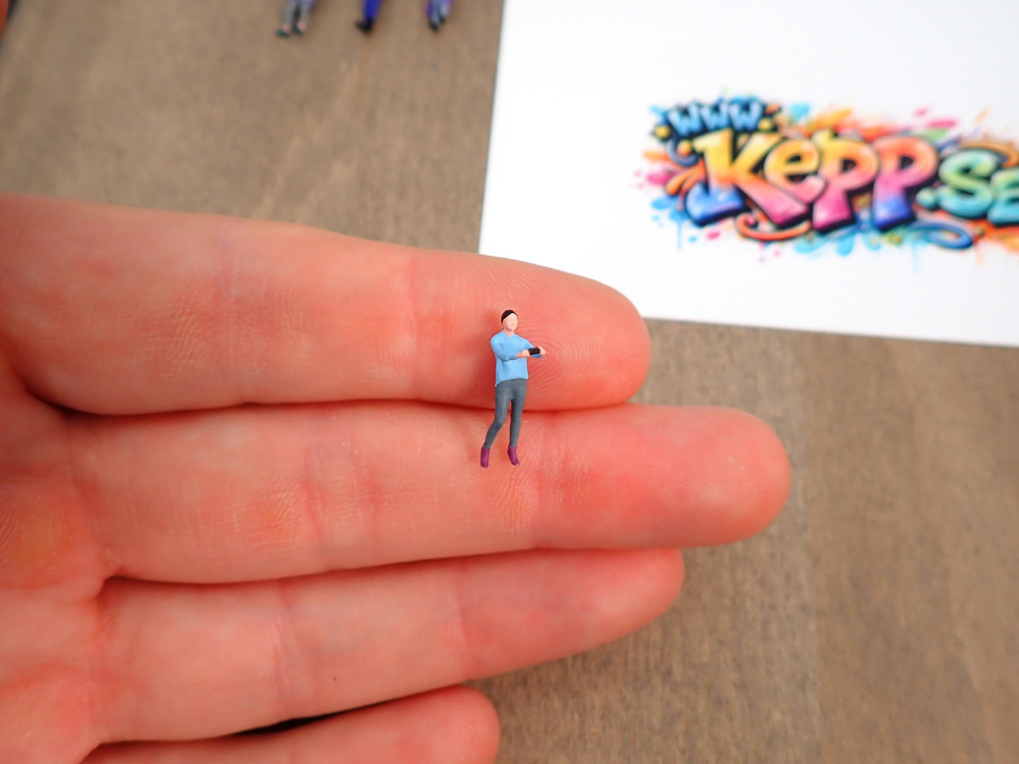 1:87 Scale Miniature People Taking Photos - HO Scale Handpainted Selfie Figures - Tiny Model Railway Diorama Figurines