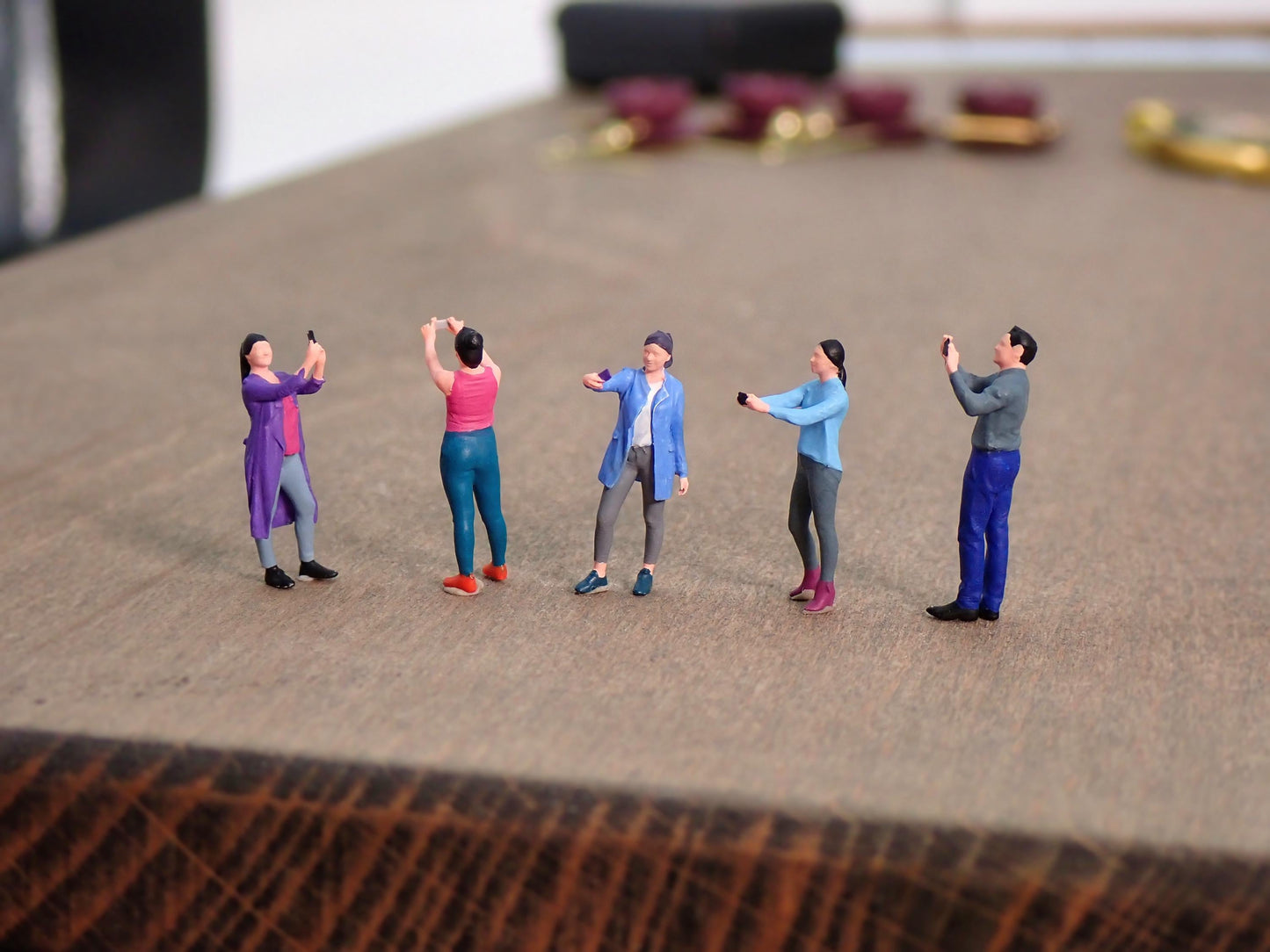 1:87 Scale Miniature People Taking Photos - HO Scale Handpainted Selfie Figures - Tiny Model Railway Diorama Figurines