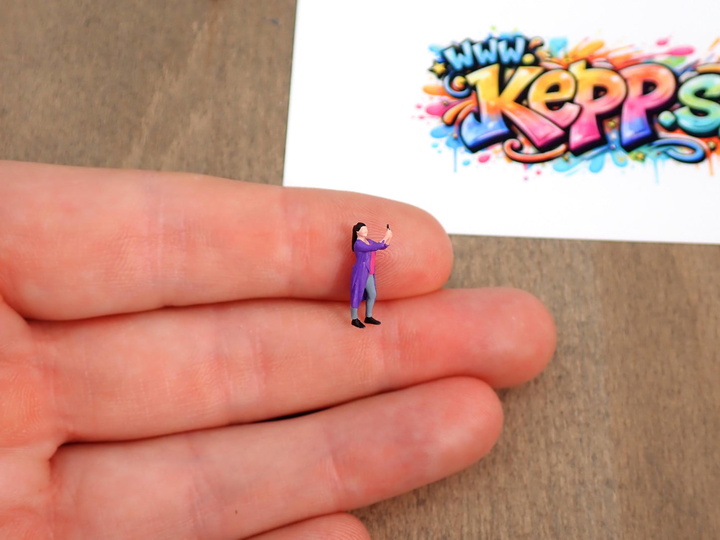 1:87 Scale Miniature People Taking Photos - HO Scale Handpainted Selfie Figures - Tiny Model Railway Diorama Figurines