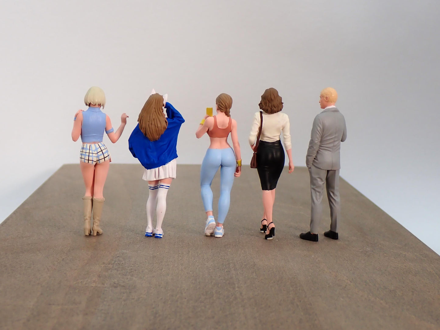 1:24 Scale Hand Painted Figures, Resin People for Diecast Car Diorama, 3D Printed Garage Display Miniature, Choose Your Character