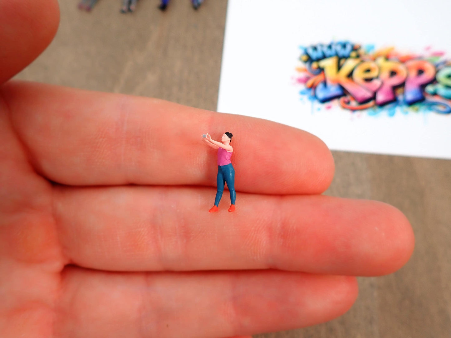 1:87 Scale Miniature People Taking Photos - HO Scale Handpainted Selfie Figures - Tiny Model Railway Diorama Figurines
