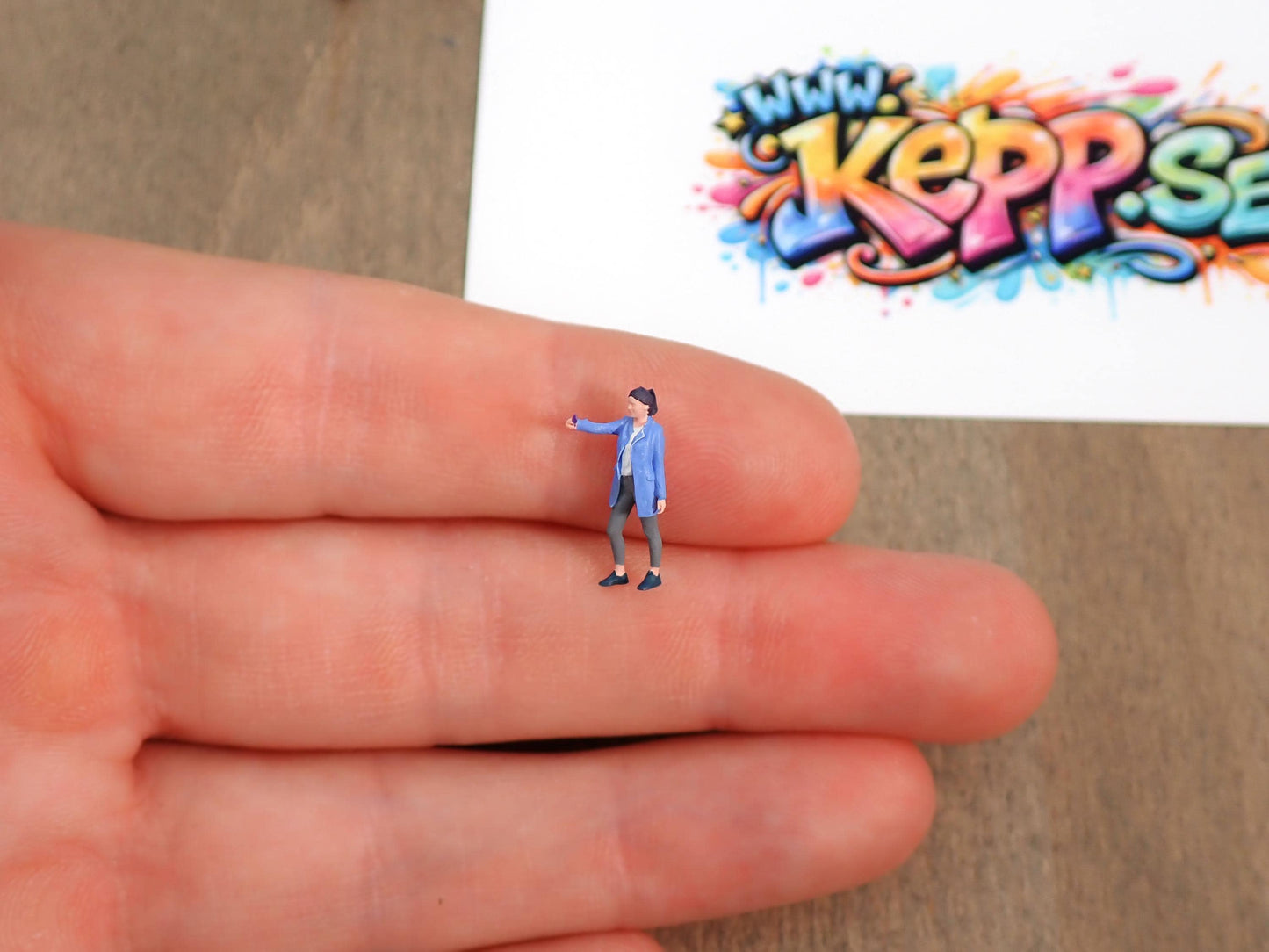1:87 Scale Miniature People Taking Photos - HO Scale Handpainted Selfie Figures - Tiny Model Railway Diorama Figurines