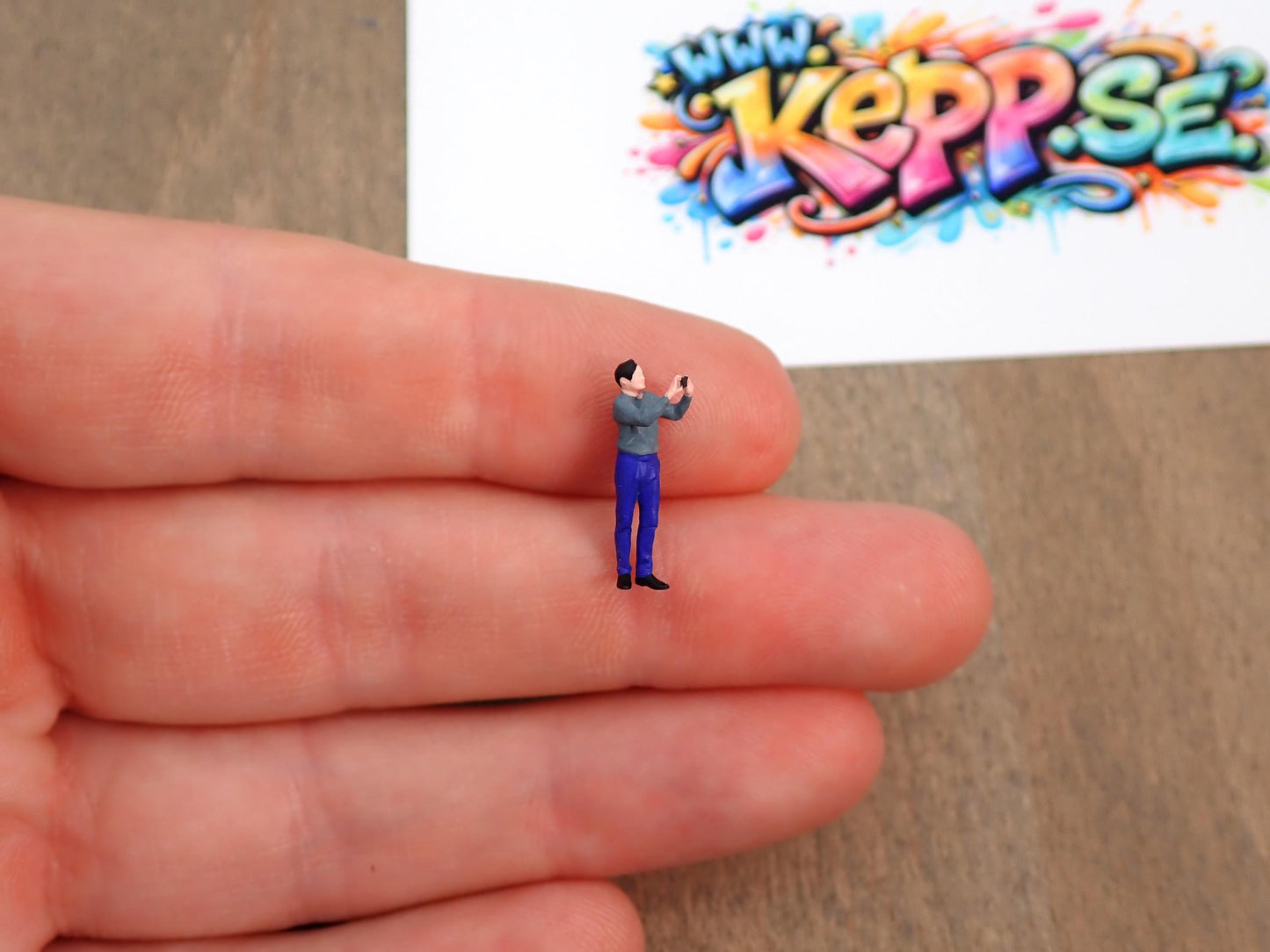 1:87 Scale Miniature People Taking Photos - HO Scale Handpainted Selfie Figures - Tiny Model Railway Diorama Figurines