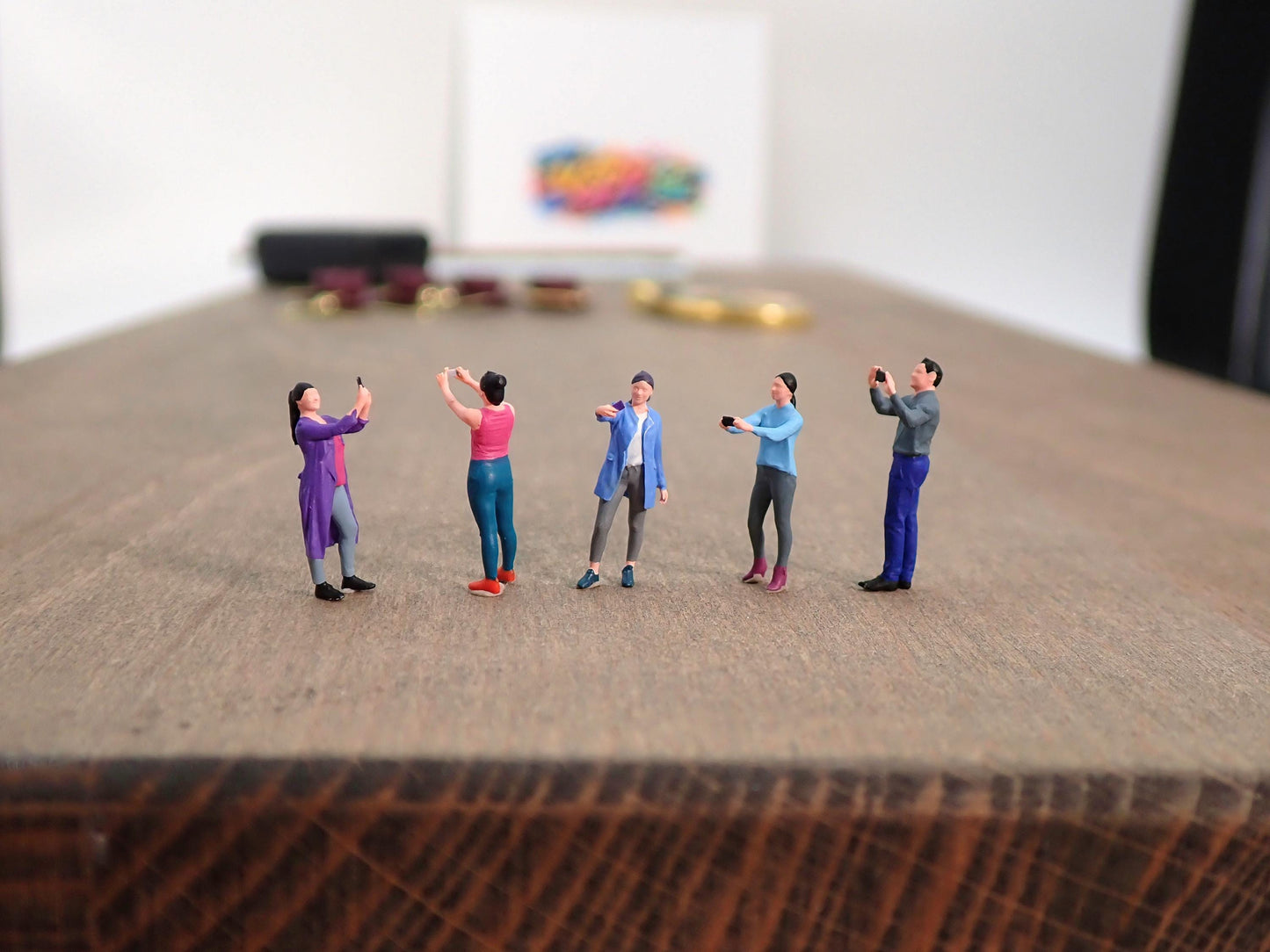1:87 Scale Miniature People Taking Photos - HO Scale Handpainted Selfie Figures - Tiny Model Railway Diorama Figurines