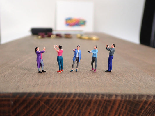 1:87 Scale Miniature People Taking Photos - HO Scale Handpainted Selfie Figures - Tiny Model Railway Diorama Figurines