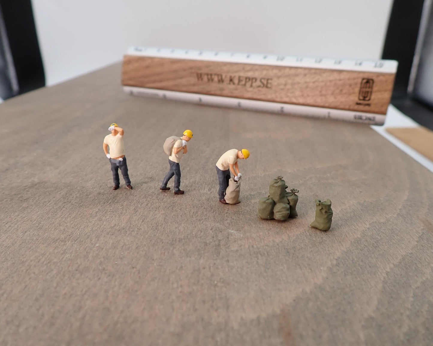 HO Scale Garbage Collectors Set of 5. Hand Painted 1:87 Figures with Rubbish Sacks. Model Railroad Diorama Miniature Workers