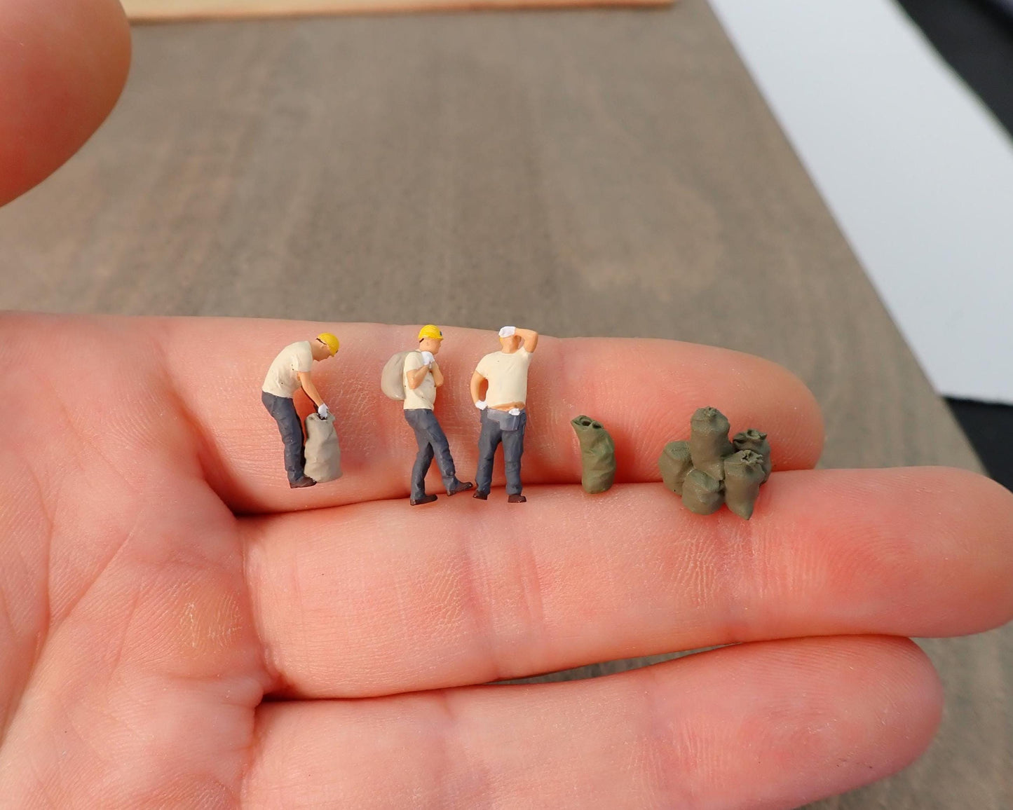 HO Scale Garbage Collectors Set of 5. Hand Painted 1:87 Figures with Rubbish Sacks. Model Railroad Diorama Miniature Workers